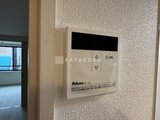 THE PALMS大島 室内の壁に取り付けられた給湯器のコントロールパネル