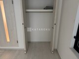 THE PALMS大島 ハンガーパイプ付きのコンパクトな奥行のある収納スペース