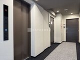 クレヴィアリグゼ蒲田西 モダンな仕上げのエレベーターホール