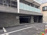クレヴィアリグゼ蒲田西 駐車場入口から見た落ち着いた色合いの共用駐車スペース