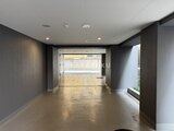クレヴィアリグゼ蒲田西 モダンな壁面と落ち着いた照明に包まれた共用エントランスホール