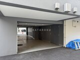 クレヴィアリグゼ蒲田西 ガレージから外部へ続く開放的な共用スペースの様子