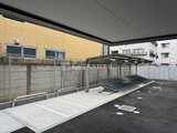 クレヴィアリグゼ蒲田西 駐輪場と駐車スペースが整備された共用部の様子