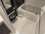 クレヴィアリグゼ蒲田西 清潔感のあるユニットバス、浴槽と洗い場がゆとりを持つ配置