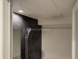 クレヴィアリグゼ蒲田西 黒いタイルパネルが落ち着いた印象のシャワールーム