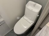 クレヴィアリグゼ蒲田西 白を基調とした清潔感のあるトイレ空間