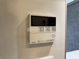 クレヴィアリグゼ蒲田西 壁に取り付けられた給湯器のリモコンパネル
