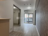 クレヴィアリグゼ蒲田西 明るい窓からの採光が心地よいリビングダイニングと玄関廊下