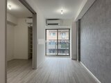 クレヴィアリグゼ蒲田西 明るい窓からの採光が入るリビングダイニング空間