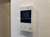 クレヴィアリグゼ蒲田西 インターフォン付きの壁埋め込み型モニターと操作パネル