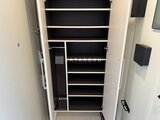 クレヴィアリグゼ蒲田西 白を基調とした棚板が備わったシューズボックス