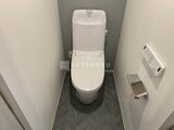 クレヴィアリグゼ蒲田西 白を基調とした清潔感のあるトイレ空間