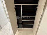 クレヴィアリグゼ蒲田西 玄関から見た可動棚付きの広めのシューズクローク