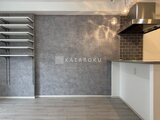 クレヴィアリグゼ蒲田西 コンクリート壁とモダンキッチンが融合したLDK空間