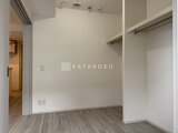 クレヴィアリグゼ蒲田西 ウォークインクローゼット内部の棚と床材の様子