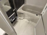 クレヴィアリグゼ蒲田西 白を基調とした浴室と洗い場が隣接したバスルーム