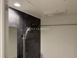 クレヴィアリグゼ蒲田西 黒を基調とした落ち着きのあるシャワー室の様子