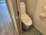 クレヴィアリグゼ蒲田西 落ち着いた色合いでまとめたトイレ空間