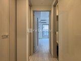 クレヴィアリグゼ蒲田西 廊下奥に光が差し込む明るい印象の内廊下