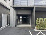 アークマーク大塚 開放的なガレージから奥の玄関へ続く通路の様子