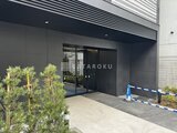アークマーク大塚 モダンな外壁にガラス張りの玄関がある建物エントランス