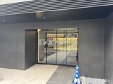 アークマーク大塚 モダンな外壁に面したガラス張りのエントランス