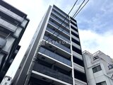 アークマーク大塚 周辺建物に囲まれた落ち着いた印象のマンション外観