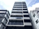 アークマーク大塚 下から見上げた現代的なマンションの外観