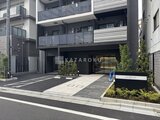 アークマーク大塚 モダンな黒を基調とした建物のエントランスと街並み