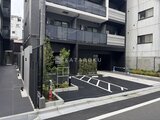 アークマーク大塚 緑を配置したモダンな建物外観と駐車場の様子