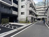 アークマーク大塚 駐車場入口と建物エントランスが見える開放的なアプローチ