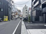 アークマーク大塚 周辺の街並みを見渡せる前面道路からの建物外観