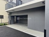 アークマーク大塚 モダンな外観のビルディングエントランスとガレージ入口