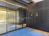 アークマーク大塚 モダンな設えのエントランスホールと宅配ボックス、郵便受け付き