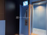 アークマーク大塚 落ち着いた青壁のエレベーターホールと玄関扉