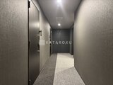 アークマーク大塚 落ち着いた色調の壁材に囲まれた共用廊下の様子
