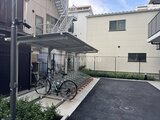 アークマーク大塚 屋根付き駐輪場に自転車が駐車されている共用部の様子