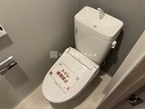 アークマーク大塚 温水洗浄便座付きのトイレと手洗いカウンター