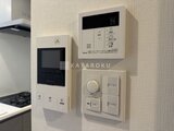 アークマーク大塚 キッチン壁に設置されたモニター付きインターホンと給湯器操作パ