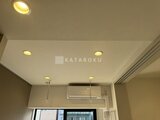 アークマーク大塚 複数のダウンライトと壁掛けエアコンを備えた天井の様子