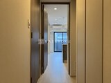アークマーク大塚 明るい廊下から玄関奥のリビング方向を見た空間