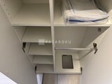 アークマーク大塚 白い棚に複数段の収納が付いた洗面台上の収納スペース