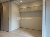 アークマーク大塚 収納棚付きの明るい洋室空間