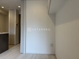 アークマーク大塚 白を基調とした明るい居室と奥のキッチンスペース