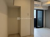 アークマーク大塚 玄関から見たエントランスホールと洋室の出入口