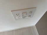 アークマーク大塚 天井に設置されたコンセントと照明スイッチ