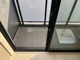 アークマーク大塚 バルコニーへの出入口となるガラス戸と明るい床材の様子