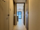 アークマーク大塚 光を取り込む廊下から玄関方向を見た明るい空間