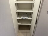 アークマーク大塚 天井まで有効活用できる棚が備わった収納スペース