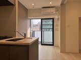アークマーク大塚 キッチンからバルコニーを見た開放的なリビングダイニング空間